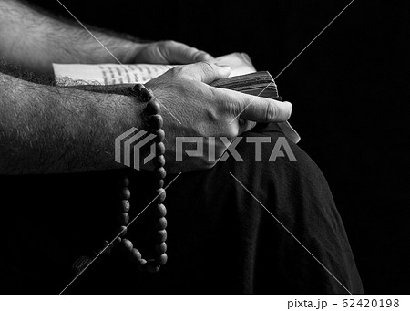 The priest reads the holy bible. The priest reads the holy bible. 62420198