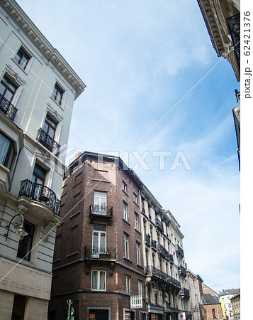 ブリュッセルの街並み 白壁と赤茶色壁のの歴史的な建物 ブリュッセルの街並み 白壁と赤茶色壁のの歴史的な建物 62421376