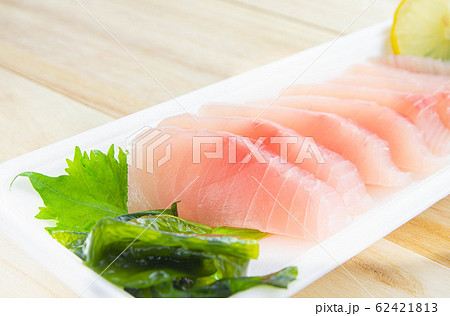 トレー入りビンチョウマグロの刺身 62421813