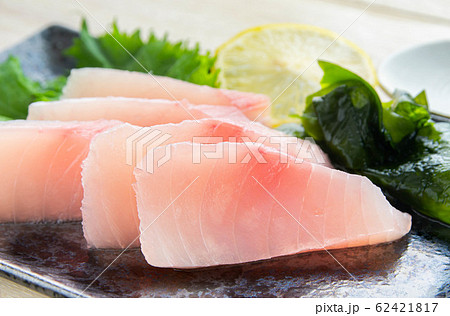 ビンチョウマグロの刺身 62421817