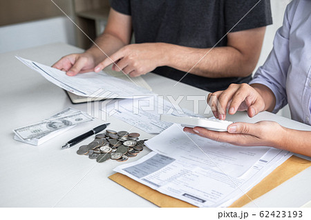 Images of Husband and wife using calculator to Images of Husband and wife using calculator to 62423193