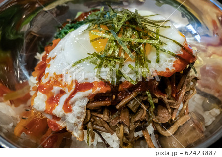 ビビンバ玉子焼きのせ 金属ボウル 接写 ビビンバ玉子焼きのせ 金属ボウル 接写 62423887