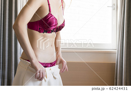 着替え イメージ スカートを履く 脱ぐの写真素材