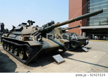 74式戦車と74式自走105mmりゅう弾砲 62425324