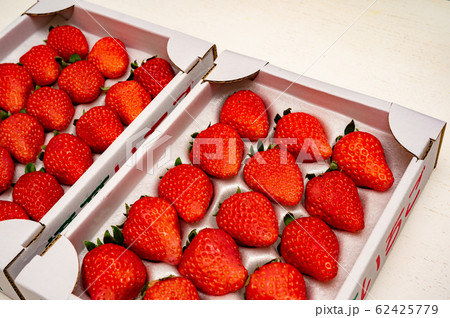完熟箱詰めイチゴ 62425779