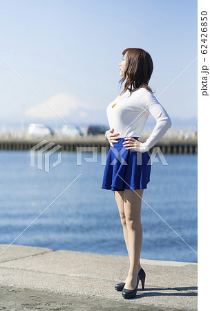 青空と女性 エコイメージ 湘南と富士山 青空と女性 エコイメージ 湘南と富士山 62426850