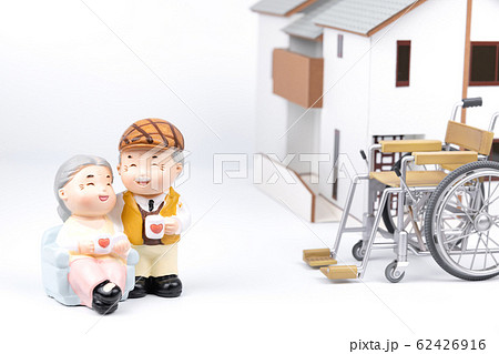 老夫婦 車椅子 バリアフリー 玄関 スロープの写真素材