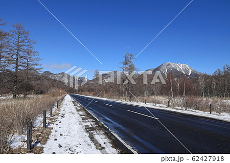 冬の日光戦場ヶ原　国道120号線と山並み 62427918