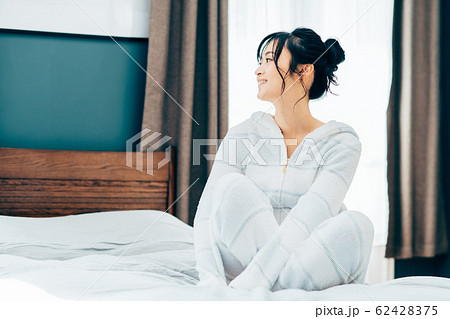 若い女性 62428375