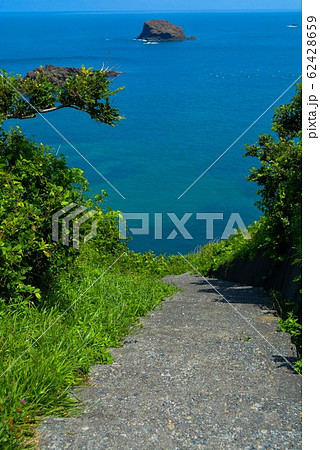 佐渡の美しい景勝地、二ツ亀に降りる300を超える石段 62428659