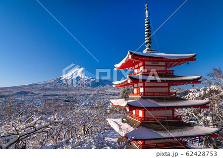 《山梨県》日本の冬・積雪の富士山と五重の塔《新倉山浅間公園》 62428753