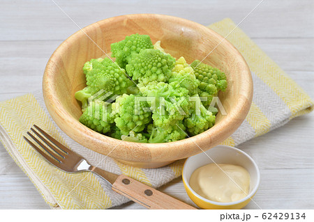 茹でたロマネスコ（野菜）。加熱調理済み、野菜サラダ。カリフラワーの一種です。マヨネーズを添えて。 62429134
