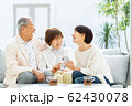 親子 スマホ 旅行 ファミリーイメージ 62430078