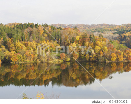 紅葉の山と湖面に映る木々 紅葉の山と湖面に映る木々 62430101