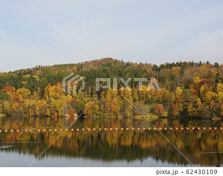紅葉の山と湖面に映る木々04 62430109