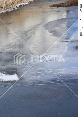 凍る小川 62430488