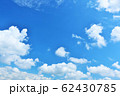 夏の青空と白い雲 62430785