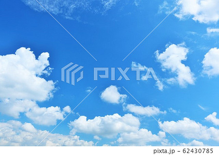 夏の青空と白い雲 夏の青空と白い雲 62430785