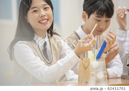 ポートレート 韓国人 笑顔 62431701