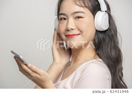 女性 音楽 スマートフォン 62431946