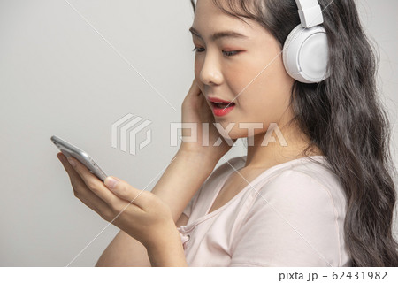女性 音楽 携帯電話 62431982