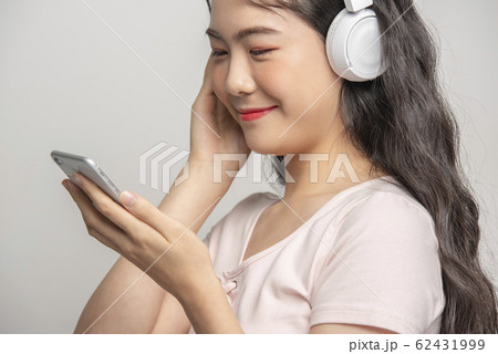 女性 音楽 スマートフォン 62431999