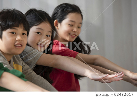 ポートレート 韓国人 笑顔 62432017