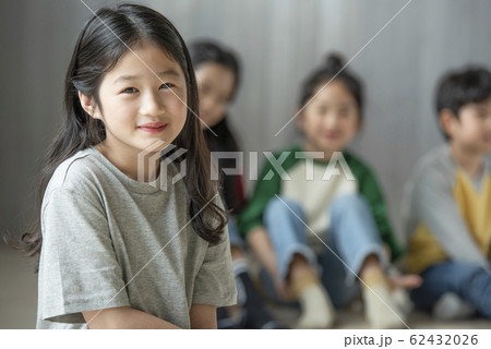 ポートレート 韓国人 笑顔 62432026