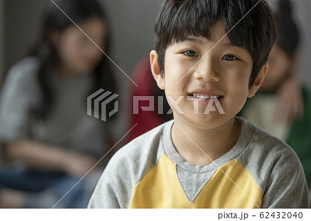 ポートレート 韓国人 笑顔 62432040