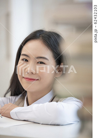 ポートレート 韓国人 女子学生 62432103