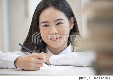ポートレート 韓国人 女子学生 62432104