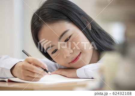 ポートレート 韓国人 女子学生 62432108