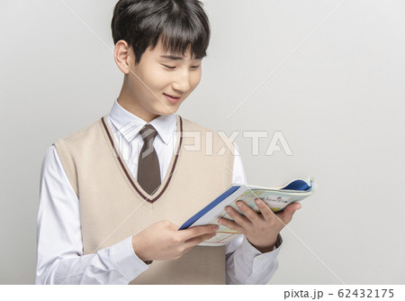 ポートレート 韓国人 学生 62432175