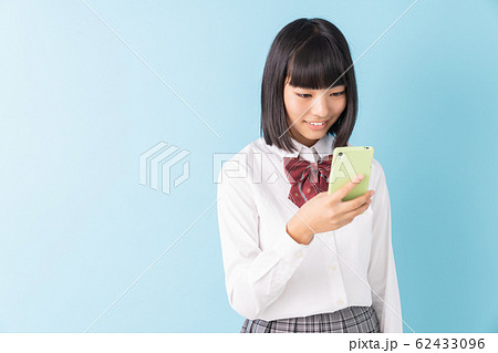 女子学生 制服 スマホ 女子学生 制服 スマホ 62433096