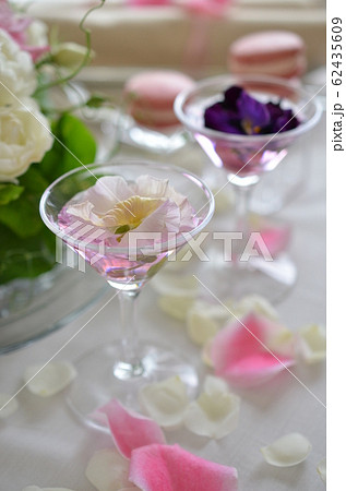 春のお茶会 フラワー テーブルコーディネートの写真素材