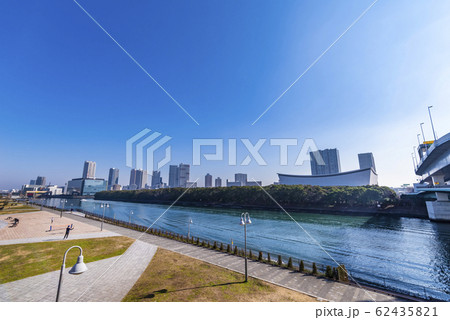豊洲6丁目公園の風景 東雲運河と有明アリーナ 62435821