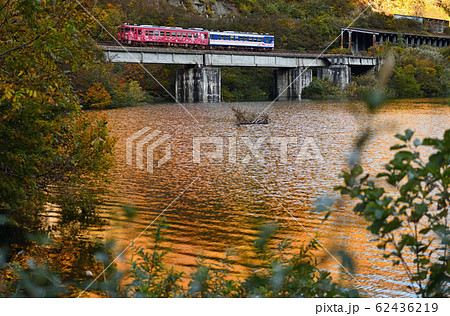 鉄道の旅 秋深まる只見線 田子倉湖 鉄道の旅 秋深まる只見線 田子倉湖 62436219