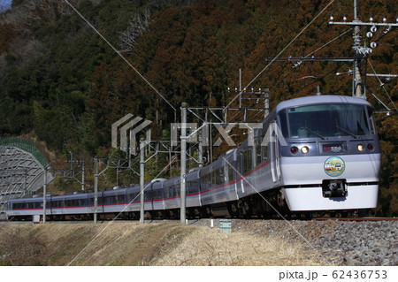 山岳区間を行く西武特急ちちぶ号（10000系） 62436753