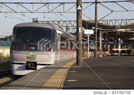 高麗駅を通過する西武特急ちちぶ号(10000系) 高麗駅を通過する西武特急ちちぶ号(10000系) 62436756