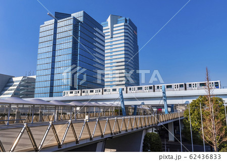 東京ビッグサイト前を走るゆりかもめの車両 62436833