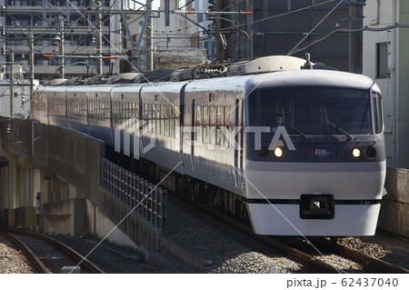 西武池袋線を行く、特急むさし（10000系） 62437040