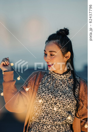 屋外にいる女性のポートレート 62437796