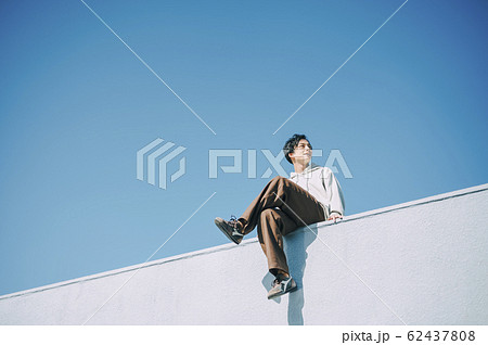 屋外にいる男性のポートレート 屋外にいる男性のポートレート 62437808