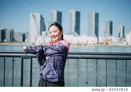 運動をする女性 運動をする女性 62437819