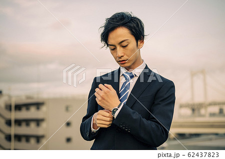 屋外にいるビジネスマン 62437823