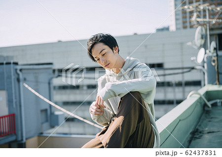 屋外にいる男性のポートレート 屋外にいる男性のポートレート 62437831