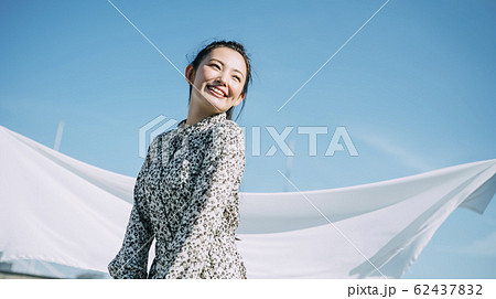 屋外にいる女性のポートレート 62437832
