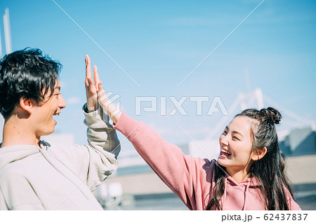 仲良しのカップルの写真素材