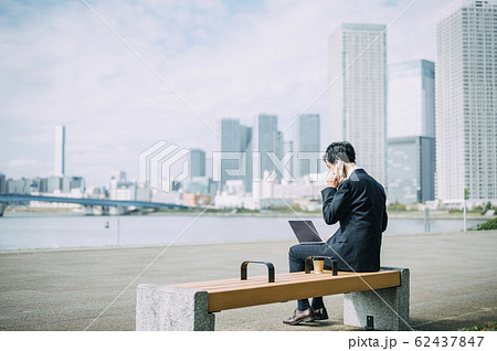 外で仕事をするビジネスマン 62437847