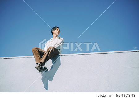 屋外にいる男性のポートレート 屋外にいる男性のポートレート 62437848